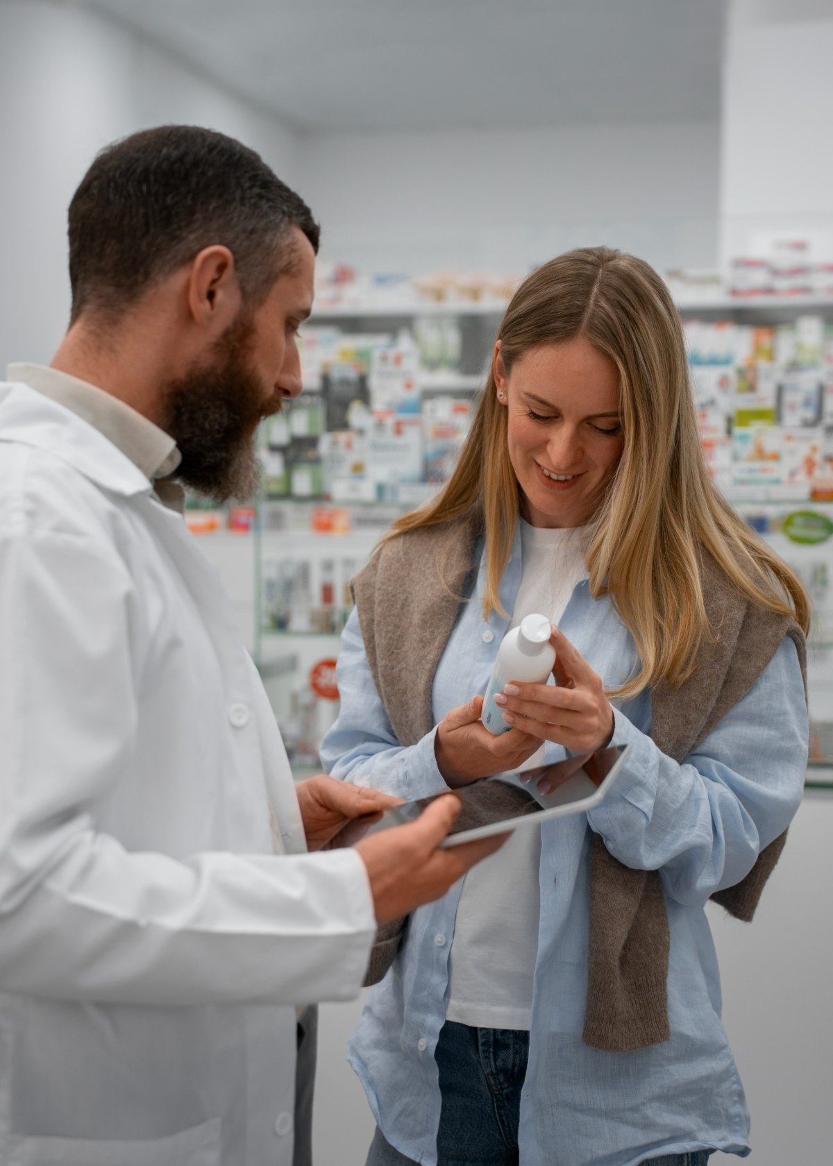 Farmacéutico asesorando a una clienta